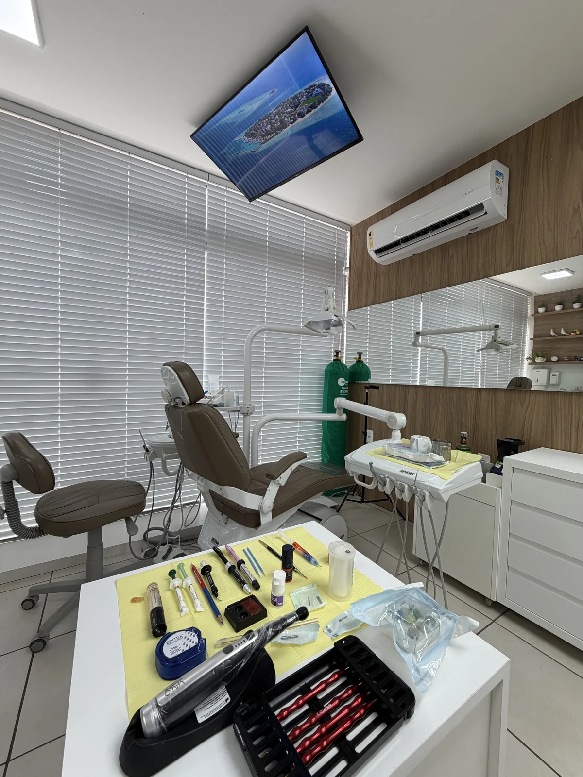 Sala de atendimento odontológico com cadeira e equipamentos